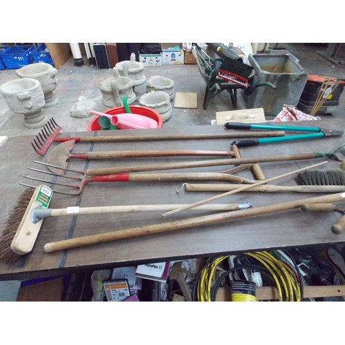 76 - A MIXED LOT OF ELEVEN ITEMS TO INCLUDE METAL STEP LADDERS, GARDENING HAND TOOLS AND A BAG CONTAINING... 