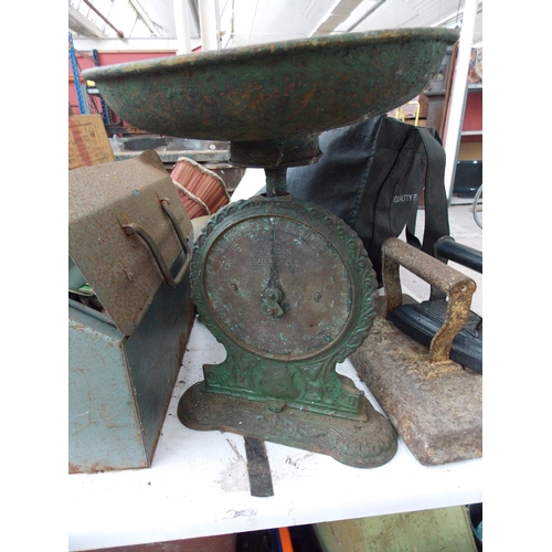 87 - A MIXED LOT TO INCLUDE VINTAGE OXO TINS, LIGHT FITTINGS, METAL TOOL BOX WITH CONTENTS, SALTER SCALES... 