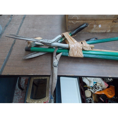 121 - A SELECTION OF GARDENING HAND TOOLS TO INCLUDE SHEARS, LONG REACH LOPPER ETC