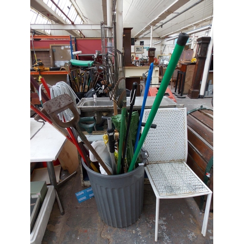 132 - A MIXED LOT TO INCLUDE WHITE METAL GARDEN CHAIRS, GARDENING HAND TOOLS ETC