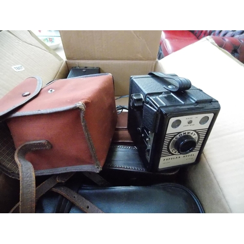 271 - A COLLECTION OF SEVEN VARIOUS CAMERAS TO INCLUDE INSTAMATIC KODAK, BROWNIE, BALDA ETC