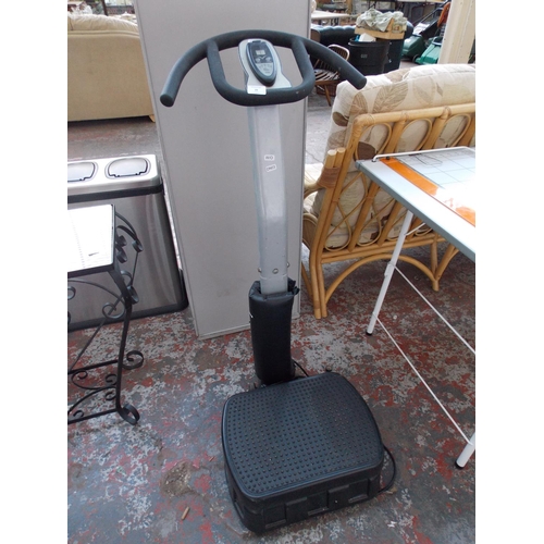 29 - A BLACK AND GREY BODI-TEK VIBRATING EXERCISE MACHINE (W/O)