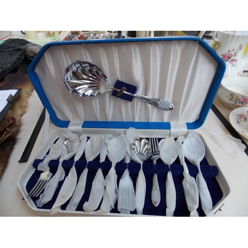 325 - A CANTEEN OF MIXED CUTLERY AND ONE OTHER