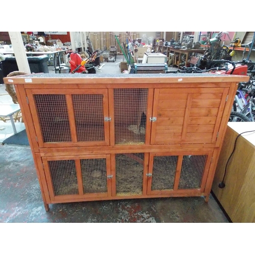 32A - TWO ITEMS TO INCLUDE A LARGE GOOD QUALITY TWO TIER WOODEN RABBIT HUTCH WITH FELTED ROOF AND A METAL ... 