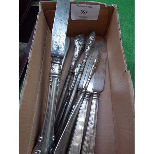 357 - A BOX CONTAINING VARIOUS SILVER HANDLED ITEMS TO INCLUDE KNIVES, PULL UPS ETC