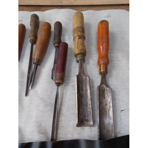 42 - NINETEEN VARIOUS WOOD CHISELS TO INCLUDE GOUGE, ERWIN, KELLY OF LIVERPOOL ETC