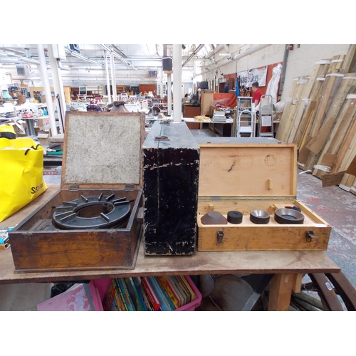 89 - FIVE ITEMS TO INCLUDE A VINTAGE METAL OIL CAN, JOINERS WOODEN TOOL BOX, LATHE ATTACHMENTS ETC