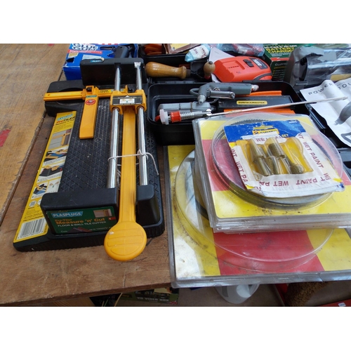 99 - A MIXED LOT TO INCLUDE CASED PERFORMANCE ROTARY POWER TOOL, NICAD BATTERY CHARGER, BAND SAW BLADES, ... 