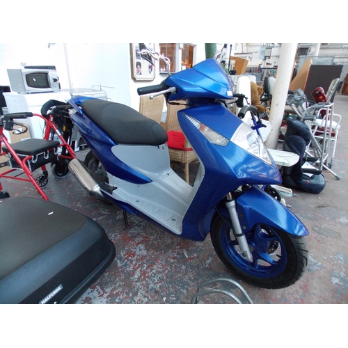 10 - A BLUE AND GREY 2003 HONDA 125CC SCOOTER WITH 13810 MILES, THREE PREVIOUS OWNERS, MOT 18/9/19 AND IN... 