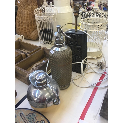 406 - FOUR ITEMS TO INCLUDE A VINTAGE SODA SYPHON, RETRO 1970'S TABLE LAMP, VINTAGE CHROME PLATED THERMOS ... 