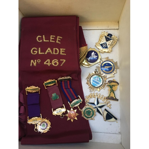 471 - A BOX OF VARIOUS MEDALS AND BADGES