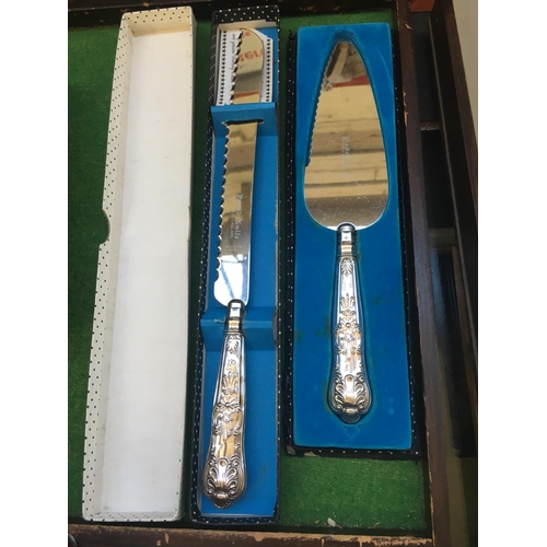 473 - A HALLMARKED SHEFFIELD SILVER HANDLED BREAD KNIFE AND A HALLMARKED SHEFFIELD SILVER HANDLED CAKE SER... 