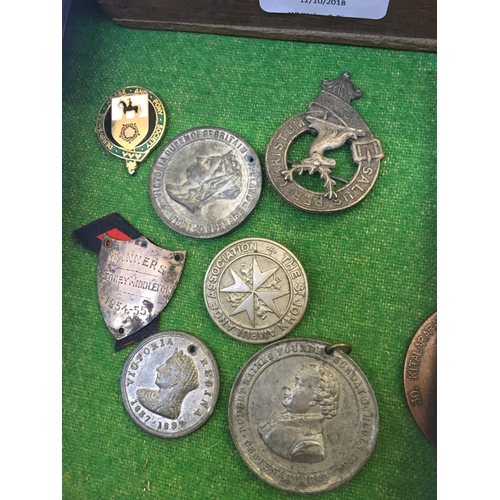 481 - A BOX OF VARIOUS MEDALS, BUTTONS AND COINS