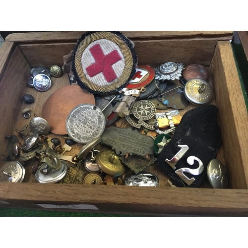 481 - A BOX OF VARIOUS MEDALS, BUTTONS AND COINS