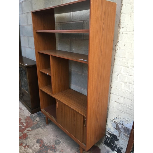 515 - A RETRO SCHREIBER TEAK EFFECT BOOKCASE WITH TWO SLIDING DOORS