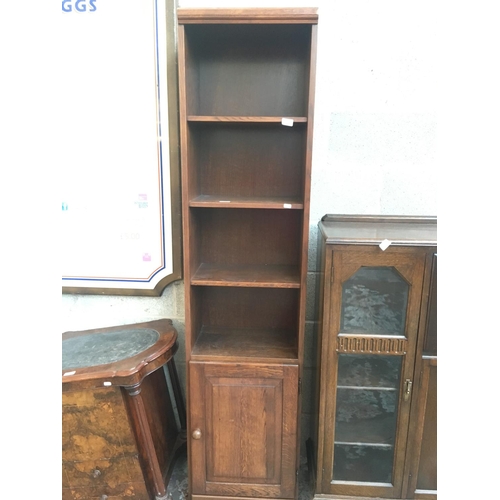 524 - AN OAK FREE STANDING BOOKCASE WITH THREE SHELVES AND A LOWER DOOR