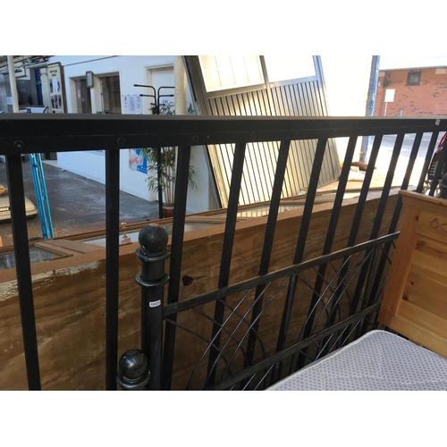 565 - A METAL DOUBLE BED FRAME