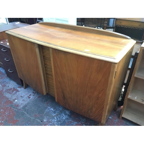 580 - A VINTAGE 1950'S MAHOGANY SIDEBOARD WITH TWO DOORS AND FITTED INTERIOR