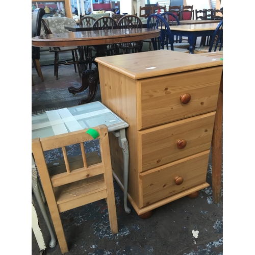 610 - FIVE ITEMS TO INCLUDE A PINE EFFECT CHEST OF THREE DRAWERS, WHITE PAINTED DRESSING TABLE, SMALL GLAS... 