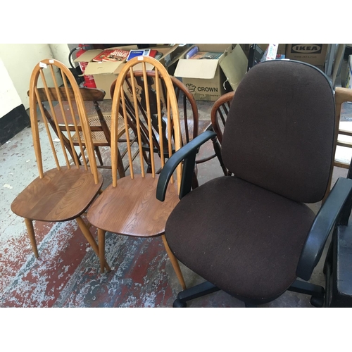 644 - A PAIR OF 1980'S ERCOL ELM SEATED DINING CHAIRS AND A BROWN OFFICE SWIVEL CHAIR