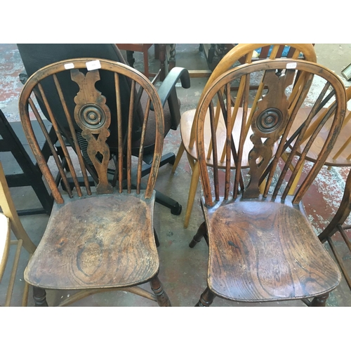 656 - A PAIR OF VINTAGE ELM SEATED DINING CHAIRS