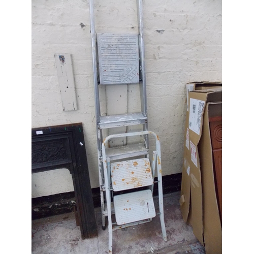 82 - THREE ITEMS TO INCLUDE A SET OF CLIMA FIVE STEP ALUMINIUM STEP LADDERS, A MALENCO WORK STEP AND A TW... 