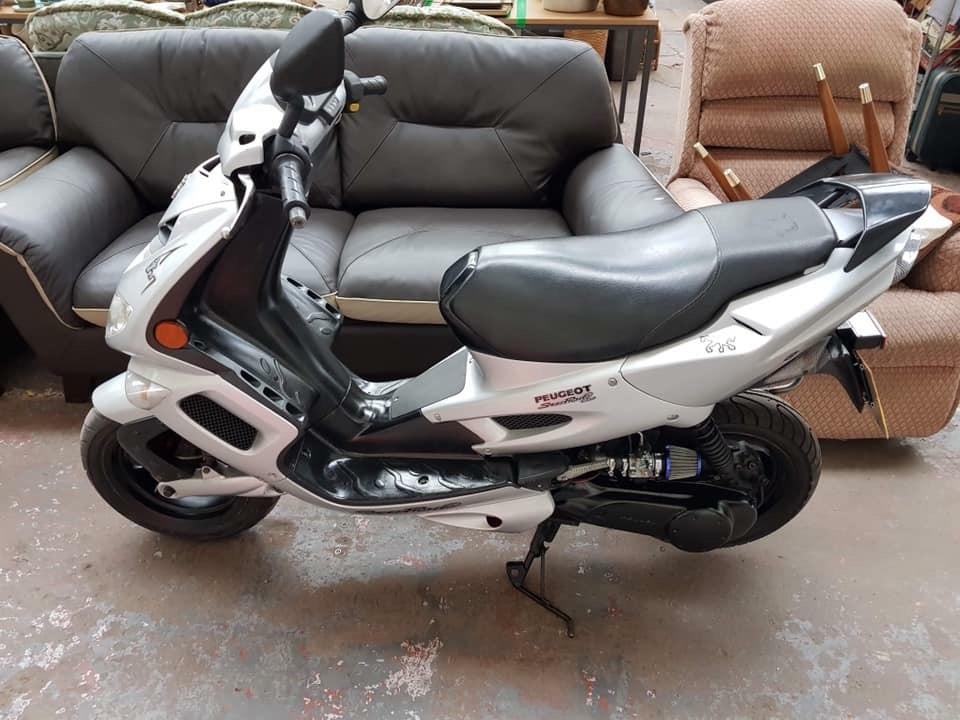 A SILVER 2005 PEUGEOT SPEEDFIGHT 2 100CC TWO STROKE SCOOTER, DONE 37,381  MILES, 8 FORMER KEEPERS, M