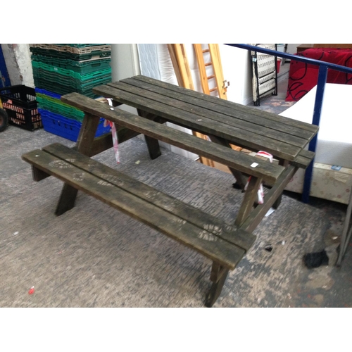 25 - A WOODEN PUB STYLE GARDEN TABLE AND BENCH