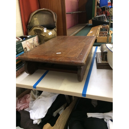 343 - THREE ITEMS TO INCLUDE A SMALL OAK TABLE, VICTORIAN MAHOGANY WRITING SLOPE AND A MAHOGANY BOX