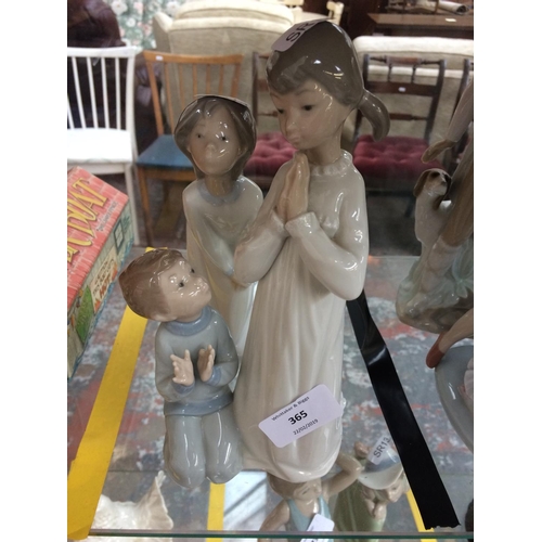 365 - TWO LLADRO FIGURINES TO INCLUDE A BOY AND GIRL PRAYING AND A GIRL BLOWING A KISS