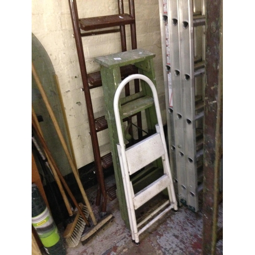 89 - THREE VARIOUS SETS OF STEP LADDERS TO INCLUDE VINTAGE WOODEN, WHITE PAINTED TWO STEP AND PURPLE META... 