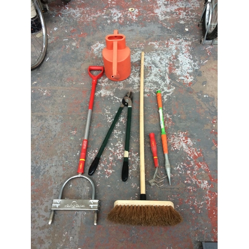 41 - A BOX CONTAINING A LARGE QUANTITY OF GOOD QUALITY GARDENING HAND TOOLS TO INCLUDE LAWN AERATOR, SHEA... 