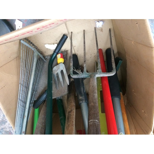 41 - A BOX CONTAINING A LARGE QUANTITY OF GOOD QUALITY GARDENING HAND TOOLS TO INCLUDE LAWN AERATOR, SHEA... 