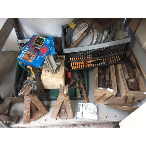 73 - A MIXED LOT TO INCLUDE CAR AXEL STANDS, CASED SPEEDMATIC CORDLESS ROTARY TOOL, WOODEN BLOCK PLANE, T... 