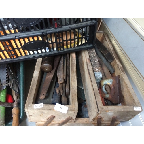 73 - A MIXED LOT TO INCLUDE CAR AXEL STANDS, CASED SPEEDMATIC CORDLESS ROTARY TOOL, WOODEN BLOCK PLANE, T... 