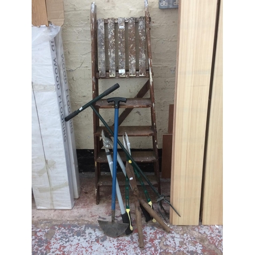 95 - SIX ITEMS TO INCLUDE A SET OF VINTAGE FIVE STEP WOODEN STEP LADDERS, GARDEN CLAW, SHEARS, SPADE ETC