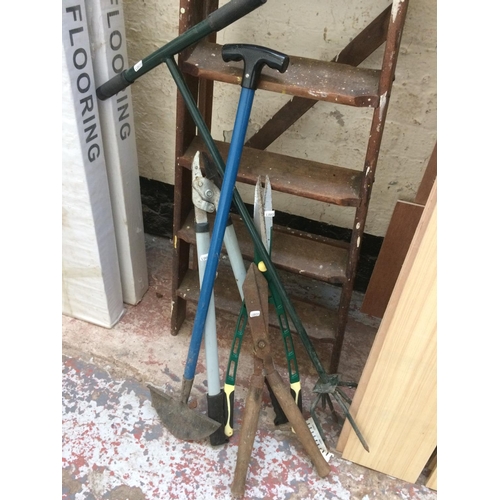 95 - SIX ITEMS TO INCLUDE A SET OF VINTAGE FIVE STEP WOODEN STEP LADDERS, GARDEN CLAW, SHEARS, SPADE ETC