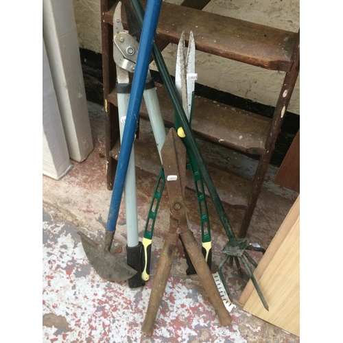 95 - SIX ITEMS TO INCLUDE A SET OF VINTAGE FIVE STEP WOODEN STEP LADDERS, GARDEN CLAW, SHEARS, SPADE ETC