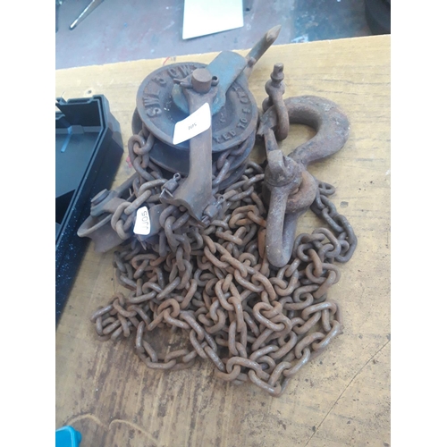 105 - A VINTAGE 300 WEIGHT CHAIN BLOCK AND TACKLE SET