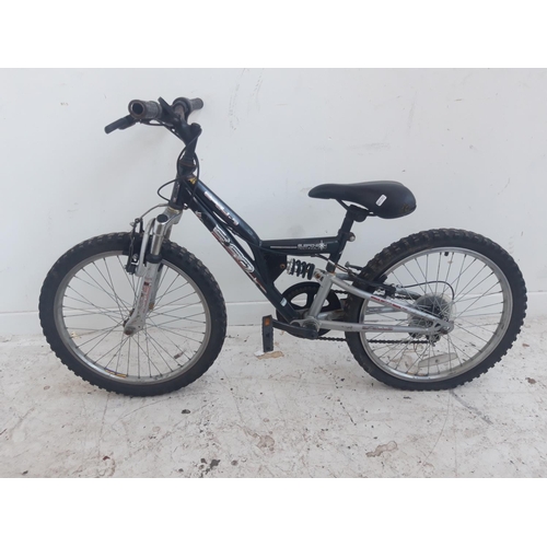 12 - A BLACK APOLLO FS 20 BOYS MOUNTAIN BIKE WITH FRONT SUSPENSION AND 6 SPEED SHIMANO GEAR SYSTEM