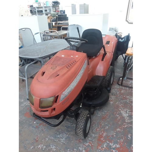 21 - A RED MOUNTFIELD HYDRO RIDE ON TRACTOR LAWN MOWER WITH NEW BATTERY AND GRASS COLLECTOR (W/O - KEYS I... 