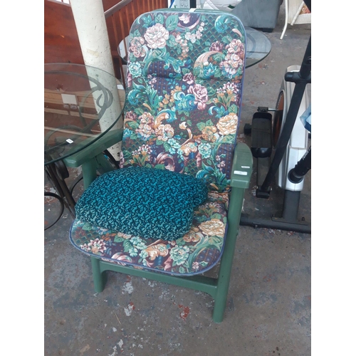 29 - A GREEN PLASTIC GARDEN SUN LOUNGER WITH FLORAL UPHOLSTERY