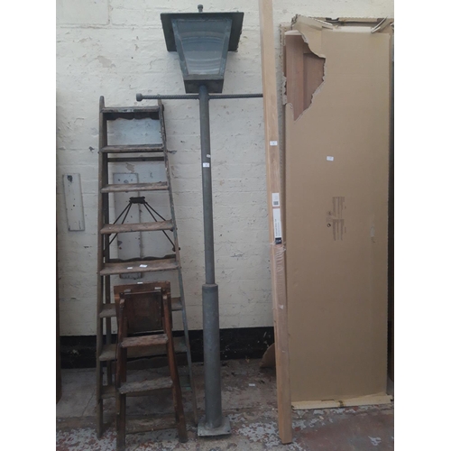 80 - A GALVANISED GASLIGHT EFFECT GARDEN LAMP