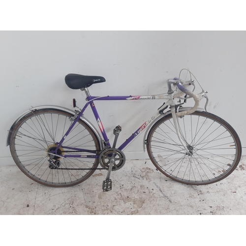 3 - A PURPLE AND WHITE VINTAGE APOLLO AVANTI MENS RACING BIKE WITH 12 SPEED SHIMANO GEAR SYSTEM