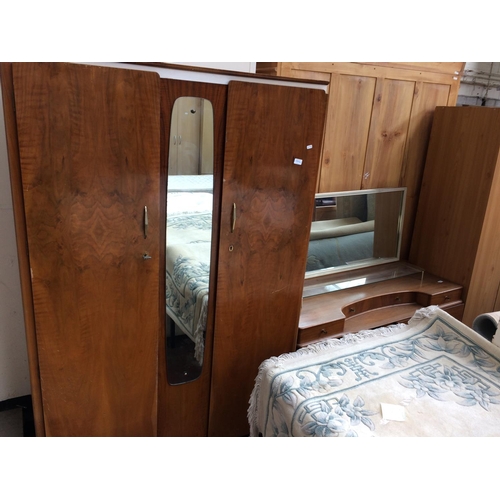 559 - A TWO PIECE RETRO ALBRO WALNUT BEDROOM SUITE COMPRISING OF A DRESSING TABLE WITH UPPER MIRROR AND FI... 