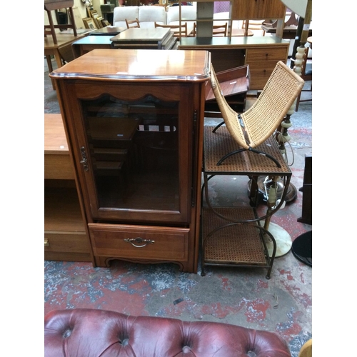 604 - A MAHOGANY EFFECT STEREO CABINET WITH ONE GLASS DOOR AND ONE DRAWER