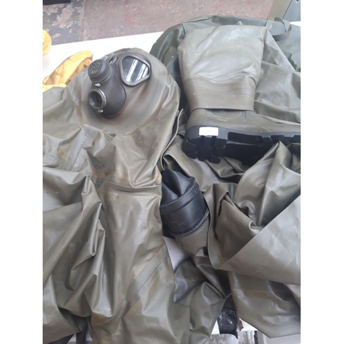 137 - TWO ITEMS TO INCLUDE A LARGE SANDBLASTING SUIT AND A TWO PIECE HEAVY DUTY WATERPROOF SUIT - SIZES M ... 