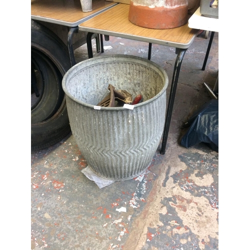 125 - A VINTAGE GALVANISED DOLLY TUB CONTAINING GARDEN SHEARS, FIRE GRATES, BRASS SCREWS ETC