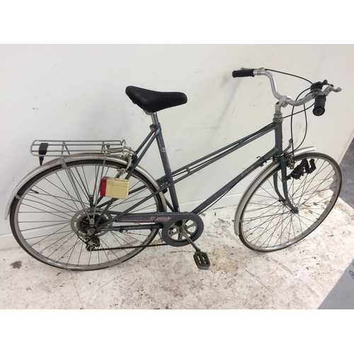 13 - A GREY RALEIGH LADIES TOURING BIKE WITH REAR CARRIER AND 5 SPEED GEAR SYSTEM