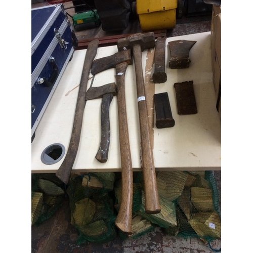 130 - EIGHT ITEMS TO INCLUDE STICK AXE, LARGE AXE, SLEDGE HAMMER, WOOD SPLITTING WEDGES ETC